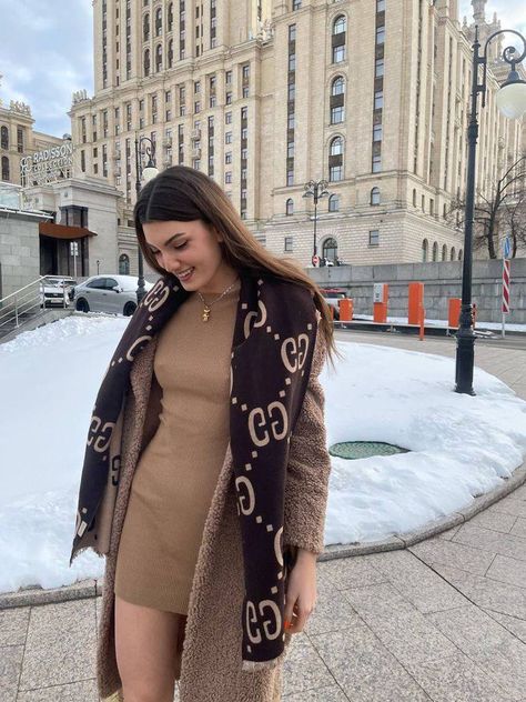 Lv Scarf Outfit, Winter Dress Outfit Ideas, Outfits With Scarf, Winter Dress Outfit, Jacket Winter Outfit, Outfit Ideas 2022, Resort Wear Fashion, Scarf Outfit Winter, Lv Scarf