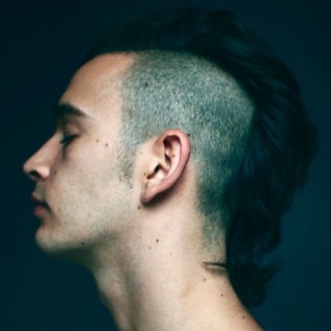 Matty Healy // Mohawk // men's hairstyle// The1975 Matt Healy Hair, Matty Healy Hair, Matthew Healy, Mohawk Hairstyles Men, Ghoulia Yelps, Matt Healy, Catty Noir, Matty Healy, Punk Hair