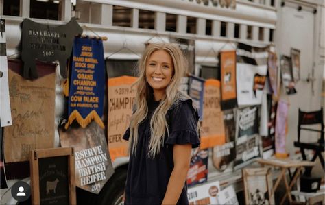 Livestock Trailer Photoshoot, Livestock Banner Senior Pictures, Livestock Senior Pictures Trailer, Stockshow Senior Pictures, Senior Picture Ideas Livestock, Ag Senior Pictures, Livestock Senior Pictures Cattle, Show Cattle Senior Pictures, Stock Show Senior Pictures