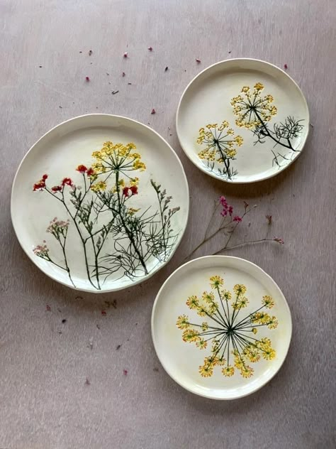 Enamel Dishes, Soya Mumu, Painted Ceramic Plates, Kitchen Plate, Pottery Painting Designs, Ceramic Artwork, Tanah Liat, Keramik Design, Ceramics Pottery Art