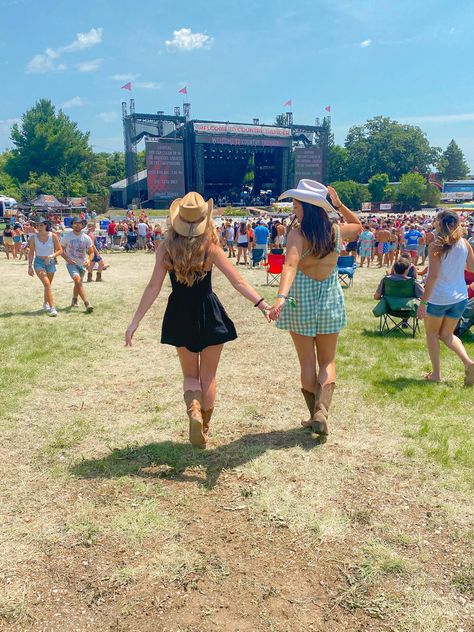 Cody Johnson Concert, Country Poses, Festival Friends, Country Thunder, Festival Aesthetic, Country Summer, Cute Country Outfits, Rodeo Outfits, Country Concert Outfit