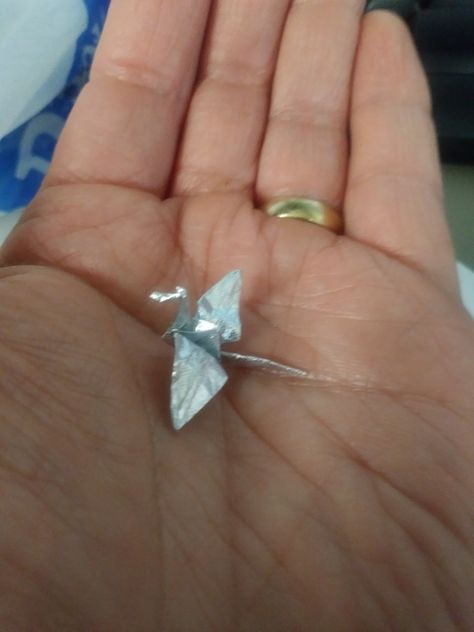 Mini gum wrapper origami crane (Trident) Things To Make Out Of Gum Wrappers, Gum Wrapper, Gum Wrapper Origami, Little Miss Characters, Origami Boat, Cute Origami, Origami Butterfly, Gum Paste Flowers, Origami Crane