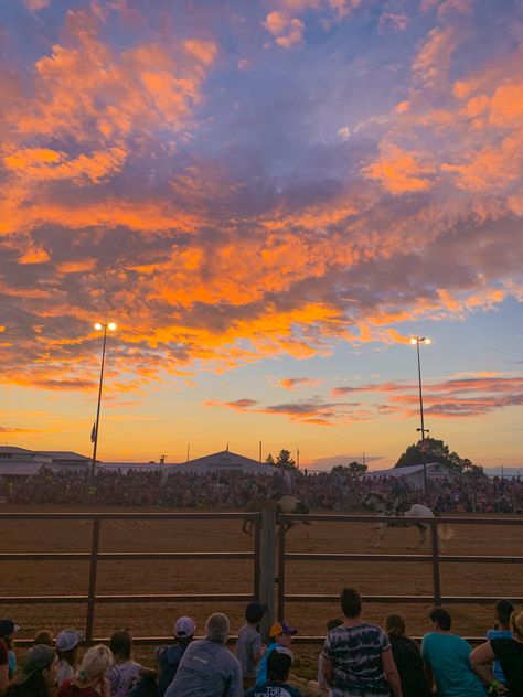 #rodeo #country #sunset #wisconsin #horse #horses #cowboy Western Sunset Pictures, Orange Western Aesthetic, Sunsets Country, Kylee Core, Western Backgrounds, Rodeo Pictures, Country Sunrise, Summer Rodeo, Cowboy Sunset