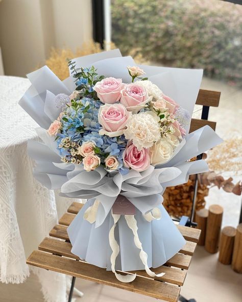 Flower Bouquet Graduation, Graduation Flowers Bouquet, Roses Bouquet Gift, Graduation Bouquet, Graduation Flowers, Diy Bouquet Wrap, Luxury Flower Bouquets, Flower Bouquet Diy, Gift Bouquet