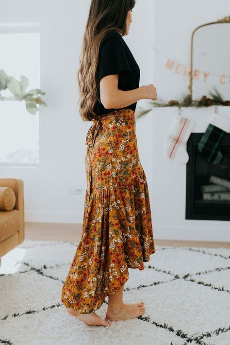 Clad And Cloth, Floral Print Maxi Skirt, Rock Outfit, Printed Maxi Skirts, Amazing Ideas, Fashion Mode, 70s Fashion, Looks Vintage, Modest Dresses