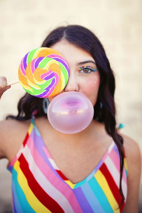 Lollipop Photoshoot Ideas, Dandelion Outfit, Lollipop Poses Photo Shoot, Candy Land Photo Shoot, Candy Store Photoshoot, Y2k Lollipop Photoshoot, Photoshoot With Cotton Candy, Candy Themed Photoshoot, Candyland Photoshoot