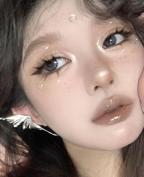 korean makeup • douyin makeup Concert Makeup Kpop, Badass Makeup, Doe Eye Makeup, Cute Eye Makeup, Makeup Hacks Beauty Secrets, Ethereal Makeup, Pinterest Makeup, Dope Makeup, Makeup Tricks