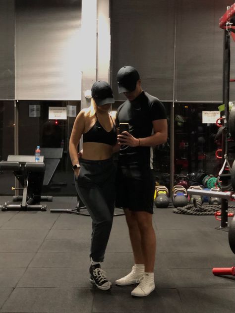 Couples Gym Pictures, Gym Couple Poses, Couple Poses Ideas, Gym Poses, Weight Gain Workout, Gym Couple, Gym Partner, Gym Crush, Gym Pictures