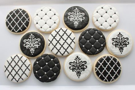 Elegant Black & White cookies Airbrush Cookies, Black White Cookies, Black And White Cookie Recipe, Elegant Cookies, White Cookies, Black And White Cookies, White Cookie, Cookie Connection, Love Day