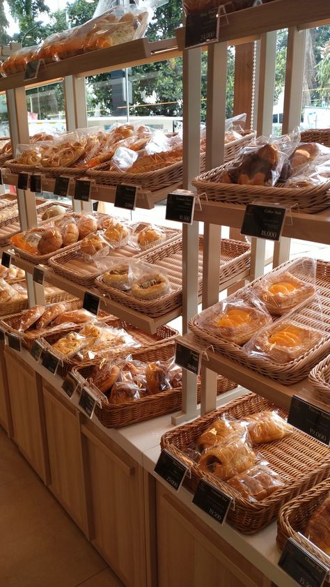 Bake Sale Display Ideas, Bread Display Bakery, Bread Shop Design, Small Business Bakery, Bake Sale Displays, Asian Bakery, Cake Shop Design, Farm Bakery, Bakery Shop Interior