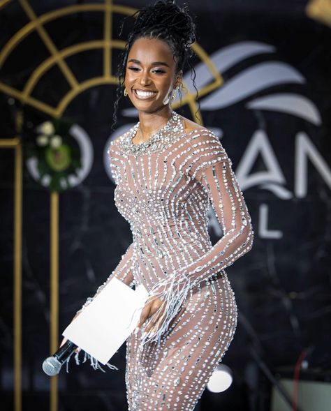 Miss Universe 
Zozibini Tunzi
Miss South Africa 
Miss Universe 2019
Miss Universe South Africa Zozibini Tunzi Miss Universe Gown, Pageant Aesthetic, Miss Universe Gowns, Mister And Misses, African People, Miss Universe, Miss World, African Attire, Bridal Couture