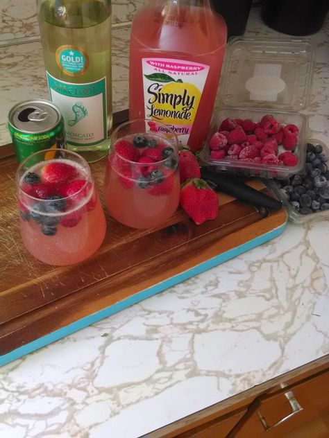 Moscato Wine Punch, Wine Punch, Simply Lemonade, Mommy Juice, Moscato Wine, Boozy Brunch, Jello Shots, Alcohol Drink Recipes, Moscato