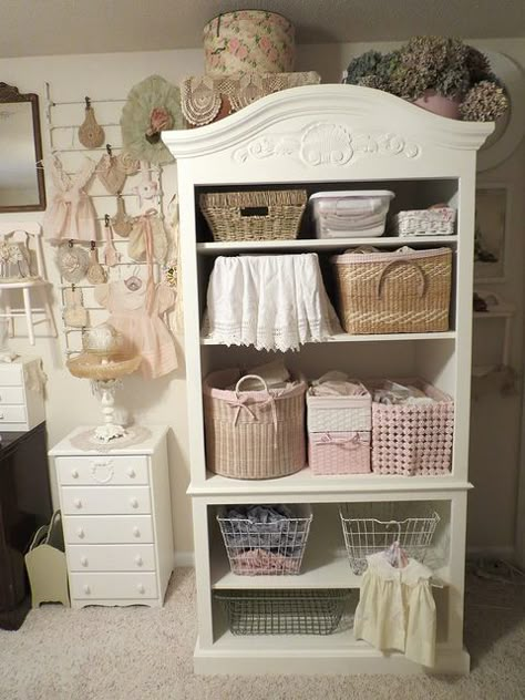 tela cubriendo caja Muebles Shabby Chic, Decoration Shabby, Chic Interior Design, Shabby Chic Interiors, Dekorasi Kamar Tidur, Shabby Chic Bathroom, Shabby Chic Bedrooms, Chic Bathrooms, Chic Interior