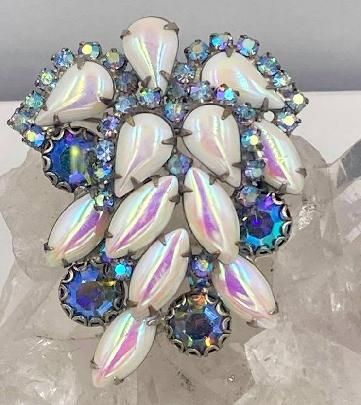 Milk Glass Jewelry, Vintage Weiss Brooches, Collectible Vintage Iridescent Jewelry, Opal Brooch Vintage, Vintage Silver Brooch With Gemstone, Costume Jewelery, Vintage Rhinestone Jewelry, Rhinestone Jewelry, Layers Design