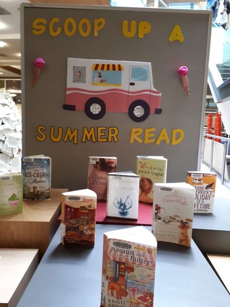 Summer Book Displays Public Libraries, Library Summer Display, Summer Book Display, Public Library Displays, Summer Library Displays, Library Window, Bulletin Ideas, Reading Display, School Library Displays