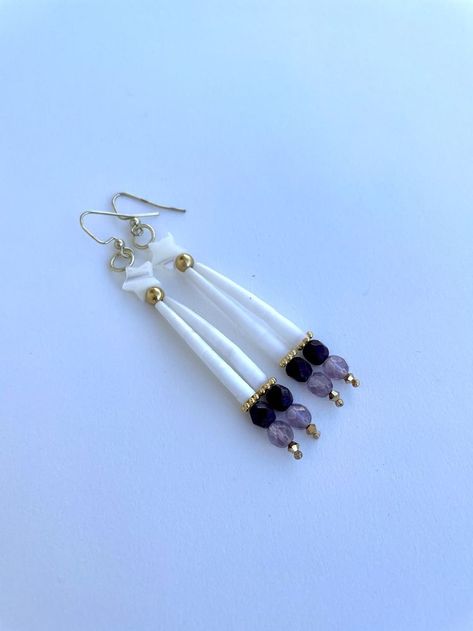 Beaded Earrings Native, Leather Craft Projects, Beaded Earrings Diy, Seashell Earrings, Native American Crafts, Bead Work Jewelry, Light And Dark, Shell Earrings, Bead Jewellery