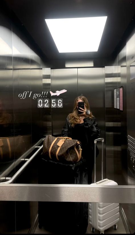 Airport Mirror Pic, Airport Outfit Dubai, Airport Selfie Ideas, Casual Travel Outfit, Travel Instagram Ideas, Airport Travel Outfits, Best Instagram Feeds, Airport Pictures, Airport Aesthetic