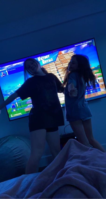 Playing Fortnite Aesthetic, Gaming Snap, Ps5 Fortnite, Friends Playing Video Games, Video Games With Friends, Gamer Friends, Noxus League Of Legends, Playing Fortnite, Addison Cinema