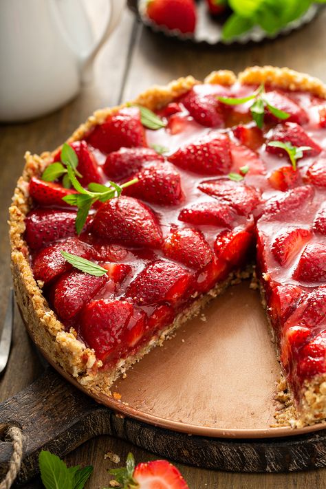 This Fresh Strawberry Pie is one of the best ways to show off those sweet summer strawberries. This recipe is made without jello and pairs the strawberries with a pretzel-pecan crust for a slice of pie inspired by strawberry-pretzel salad. Strawberry Pie No Jello, Fresh Strawberry Recipes, Strawberry Pie Recipe, Fresh Strawberry Pie, Strawberry Pie Filling, Strawberry Dessert Recipes, Summer Baking, Strawberry Pie, Smoothie Bowls