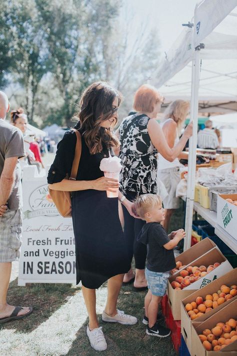 Hello Fashion, Mama Style, Mommy Style, How To Pose, Mom Outfits, Mode Inspiration, Mom Style, Farmers Market, Look Fashion