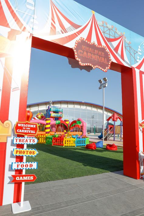 Amusement Park Decorations, Carnival Entrance Decor, Christmas Carnival Theme, Carnival Photo Booth Ideas, Carnival Event Decor, Carnival Theme Event, Carnival Theme Decor, Carnival Entrance, Circus Birthday Party Decorations