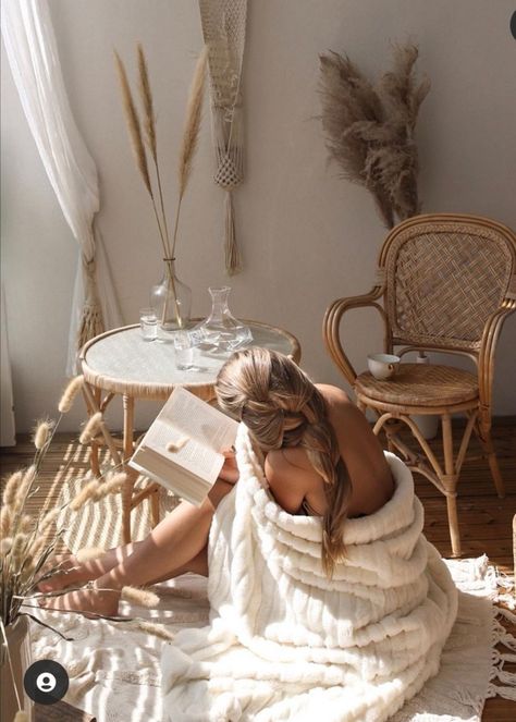 Boho Chic Photoshoot Ideas, Boho Bed Photoshoot, Boho Decor Photoshoot, Boho Photoshoot Studio, Boho Bedroom Photoshoot, Boho Photoshoot Ideas, Golden Photoshoot, Boho Photography Studio Bed, Bouduar Photos Boho