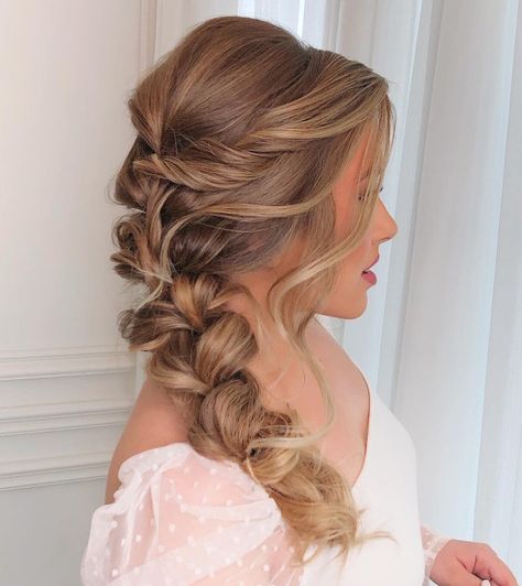 Messy Side Braid for Bridesmaids Side Braid Wedding, Side Braid With Curls, Messy Side Braid, Bridesmaid Hair Side, Loose Side Braids, Messy Braid, Hair For Wedding, Side Curls, Wedding Hair Side