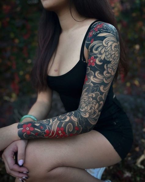 All Posts • Instagram Traditional Japanese Tattoo Sleeve, Japanese Leg Tattoo, Japanese Tattoo Women, Mangas Tattoo, Feminine Tattoo Sleeves, Yakuza Tattoo, Girls With Sleeve Tattoos, Full Arm Tattoos, Traditional Tattoo Sleeve