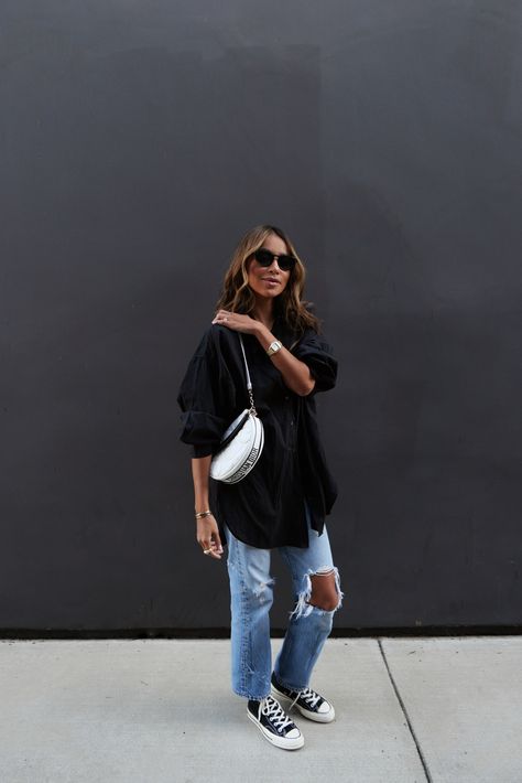 Women’s Oversized Button Down Shirt Outfit, Black Oversize Shirt Outfit, Oversized Jean Button Up Shirt Outfit, Outfits With Denim Shirts Women, Black Dress Shirt Outfit Woman, Oversized Button Up Shirt Outfit Women, Black White Denim Outfit, Oversized Button Up Shirt Outfit Casual, Oversized Blouse Outfit Casual