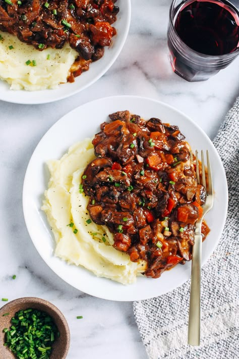 Vegan Mushroom Bourguignon - Making Thyme for Health Wellington Recipes, Vegan Mushroom Bourguignon, Mushroom Bourguignon, Winter Dinners, Traditional French Recipes, Giada Recipes, Low Calorie Vegan, Anti Inflamatory, Dried Porcini Mushrooms