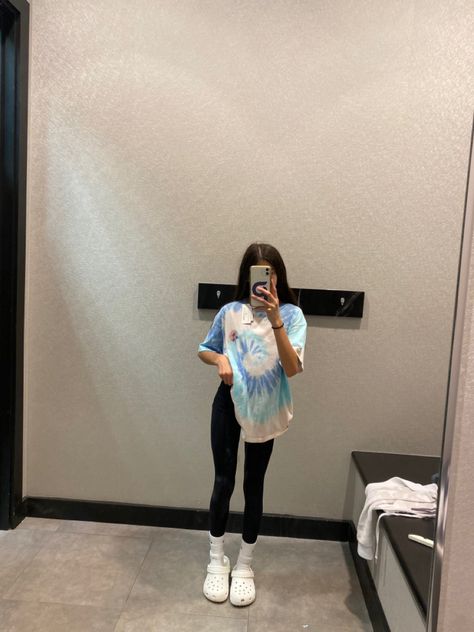 Oversize Shirt And Leggings Outfit, Leggings And Baggy Shirt, Leggings And Short Sleeve Shirt Outfit, Oversized Tee And Leggings, Oversized T Shirt And Leggings Outfit, Oversized Crewneck Outfit Leggings, Leggings With Tshirt Outfits, Oversized Shirt And Leggings Outfit, Leggings With Oversized Shirt