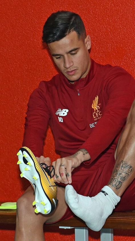 Magition Coutinho Liverpool, About Football, Liverpool Players, Being Me, Giants Football, Football Photos, You'll Never Walk Alone, Liverpool Football Club, Football Pictures