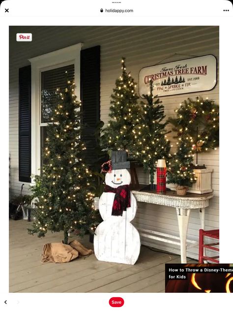 Farmhouse Christmas Front Porch, Easy Diy Outdoor Christmas Decorations, Easy Outdoor Christmas Decorations, Porch Christmas Tree, Porch Decoration Ideas, Diy Outdoor Christmas Decorations, Outside Christmas Decorations, Pallet Christmas Tree, Christmas Decorating Ideas