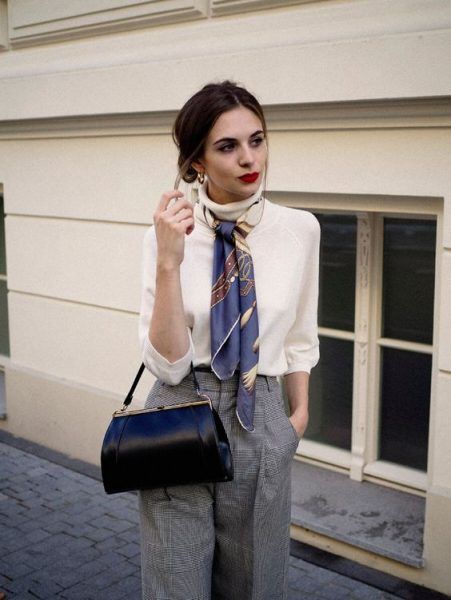 Elegant Ways to Style Your Outfit With Scarf Biały Golf Outfit, Neckerchief Outfit, Silk Scarf Outfit, How To Look Expensive, Silk Scarf Style, How To Wear A Scarf, Scarf Outfit, Paris Mode, Outfit Trends