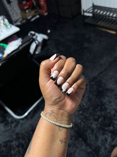 Black French Tip Nails With Star, Short White And Black Nails, White And Black Short Nails, Black French Tip With Stars, Cute Short Black Nails, Black Short Nails Design, Short Black And White Nails, Black Nails With Stars, Black And White Short Nails