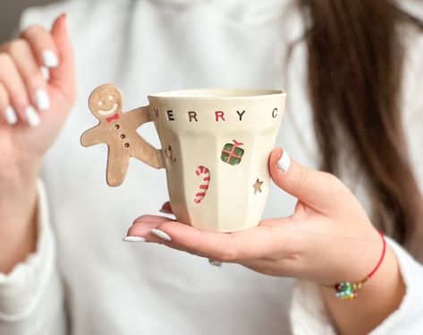 Merry Christmas Gingerbread Man Ceramic Handmade Mug 7 Oz - Etsy.de Hand Painted Christmas Mugs, Christmas Ceramic Mug, Mug Noel, Family Gift Guide, Gingerbread Mug, Gift For New Year, Christmas Cups, Christmas Eve Gift, Snowman Mugs