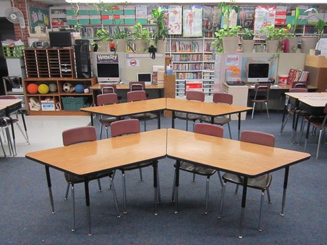 Brain Based Learning in the 21st Century Classroom - Lots of great ideas!  Scroll down to this section.... Also BONUS: lots of cool desk setup ideas! Love these trapezoid tables!!! Classroom Desk Arrangement, Classroom Seating Arrangements, Desk Arrangements, Classroom Arrangement, Brain Based Learning, 21st Century Classroom, Classroom Desk, Classroom Seating, Classroom Tables