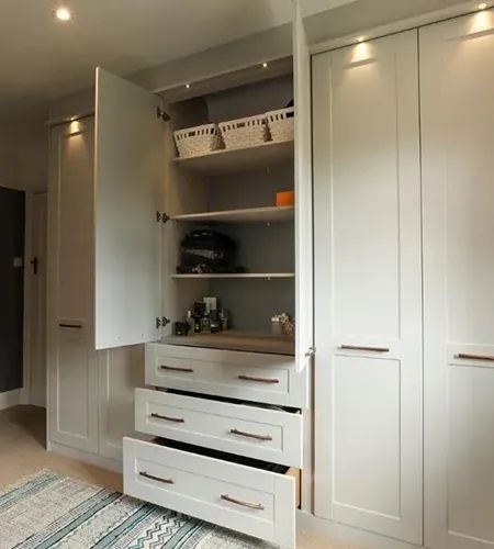 Shaker Fitted Wardrobe & Bedroom Range Small Fitted Wardrobe Ideas, Tropical Closet, Wardrobe Closet Design, Fitted Wardrobe Ideas, Shaker Wardrobe Doors, Shaker Wardrobe, Fitted Wardrobes Bedroom, Free Standing Wardrobe, Fitted Wardrobe