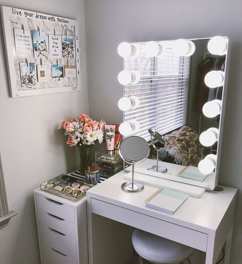 20 Best Makeup Vanities & Cases for Stylish Bedroom Vanity Set Up, Makeup Vanities, Lighting Decoration, Small Vanity, Makeup Table Vanity, Small Closets, Diy Vanity, Vanity Room, Makeup Rooms