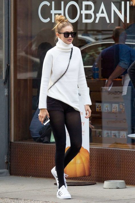 Gigi Hadid - Gigi confirms the versatility of a turtleneck in this athleisure look—instead of a hoodie, elevate a leggings-and-sneakers ensemble with a cozy knit. Gigi Hadid Street Style, Sports Chic Outfit, Gigi Style, Gigi Hadid Outfits, Gigi Hadid Style, Hadid Style, Looks Street Style, Adidas Outfit, Sport Chic