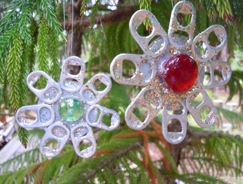 Pop Top Crafts, Soda Tab Crafts, Recycled Christmas Decorations, Recycled Christmas Tree, Recycled Decor, Pop Tab Crafts, Bottle Cap Crafts, Club Ideas, Xmas Tree Decorations