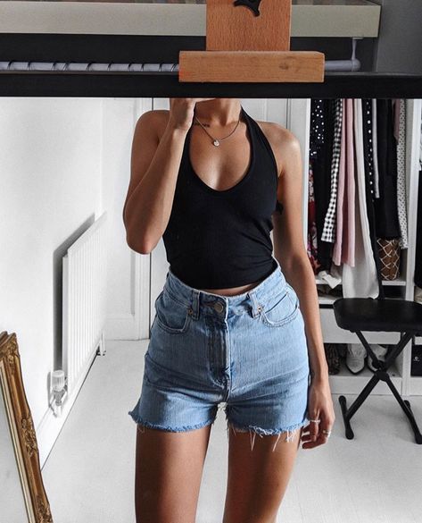 Black Halter Top Outfit, Halter Top Outfit, Halter Tops Outfit, Estilo Kylie Jenner, Quoi Porter, Black Halter Top, Top Outfit, Black Halter, Girly Fashion