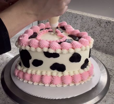 Cowgirl Sheet Cake Ideas, Heart Shape Cake Designs, Cow Print Cake, Cow Print Cakes, Cow Print Heart, Heart Shaped Birthday Cake, Cow Print Birthday, Heart Shape Cake, Cow Cake