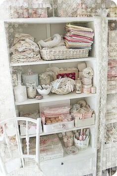 Shabby Chic Craft Room, Shabby Chic Shelves, Styl Shabby Chic, Chabby Chic, Decoration Shabby, Estilo Shabby Chic, Decor Studio, Shabby Chic Room, Shabby Chic Dresser