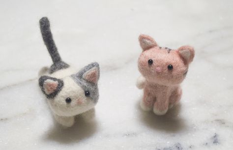 Needle Felted Cats Felt Keychain, Needle Felted Cat, Cat Tutorial, Needle Felting Kits, Fabric Toys, Felt Cat, Paper Craft Supplies, Fabric Yarn, Needle Felt