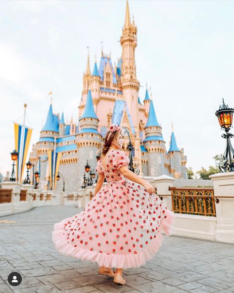 Disney Poses, Alice In Wonderland Pictures, Disney Bound Outfits Casual, Disney Parque, Disney Fits, Disney Photo Ideas, Disney Paris, Disney World Outfits, Disney Pics