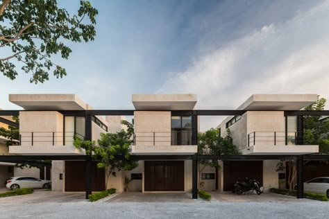 Gallery of Amé 236 Housing / Lavalle + Peniche Arquitectos - 1 Row House Design, Cluster House, Townhouse Exterior, Townhouse Designs, Interiors Dream, Traditional Building, Building Systems, Row House, House Architecture Design