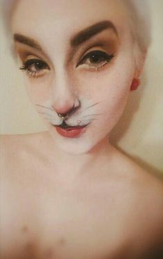 White rabbit make up White Rabbit Makeup, Rabbit Makeup, White Rabbit Costumes, Alice In Wonderland Makeup, Bunny Makeup, Wonderland Makeup, Alice In Wonderland Diy, Rabbit Costume, Alice In Wonderland Costume