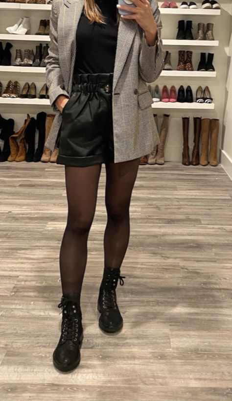 Short Leather Shorts Outfit, Outfit Ideas Leather Shorts, Black Short And Tights Outfit, Black Short With Tights Outfit, Look Short Noir, Leather Shorts Tights Outfit, Bottomless Brunch Outfit Ideas Winter, Leather Shorts With Tights Outfit, Short Cuir Outfit