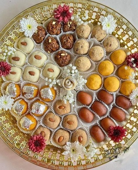 Indian Sweets Box, Wedding Platters, Diwali Snacks, Diwali Sweets, Diwali Food, Party Food Buffet, Wedding Sweets, Wedding Dessert Table, Delicacy Food